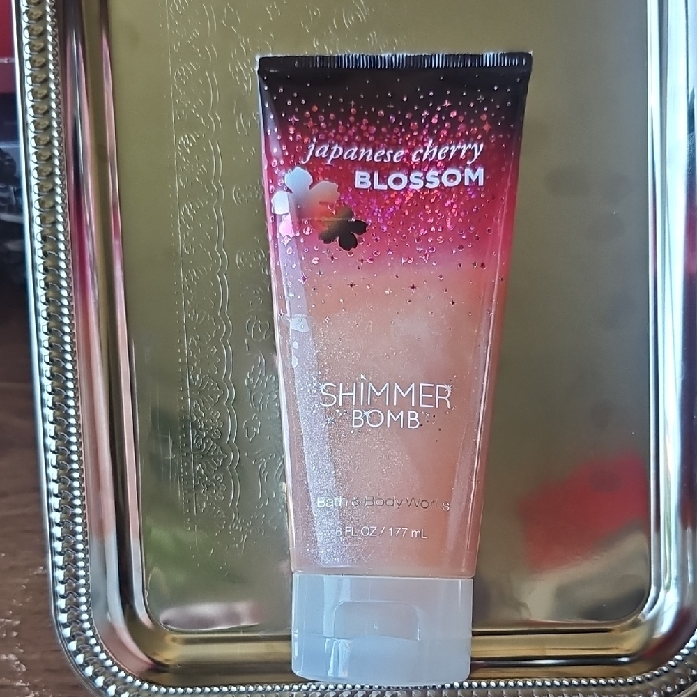 Bath & Body Works Japanese Cherry Blossom Shimmer Bomb